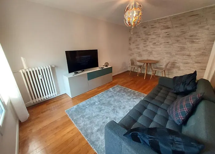 Bel Appartement 2 Pieces, Sortie De Metro Ligne 8